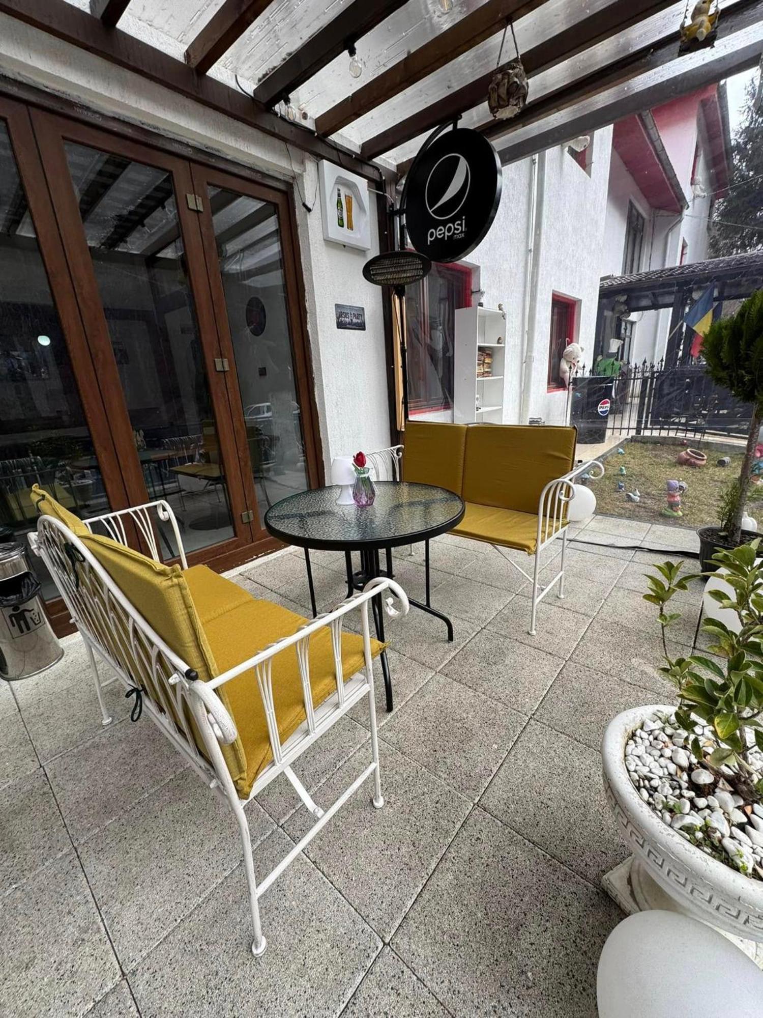 Hotel Galma Moroeni Kültér fotó